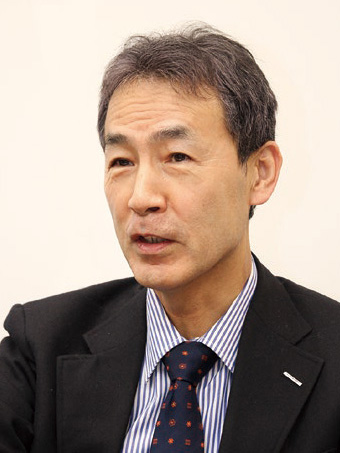 鈴木明氏